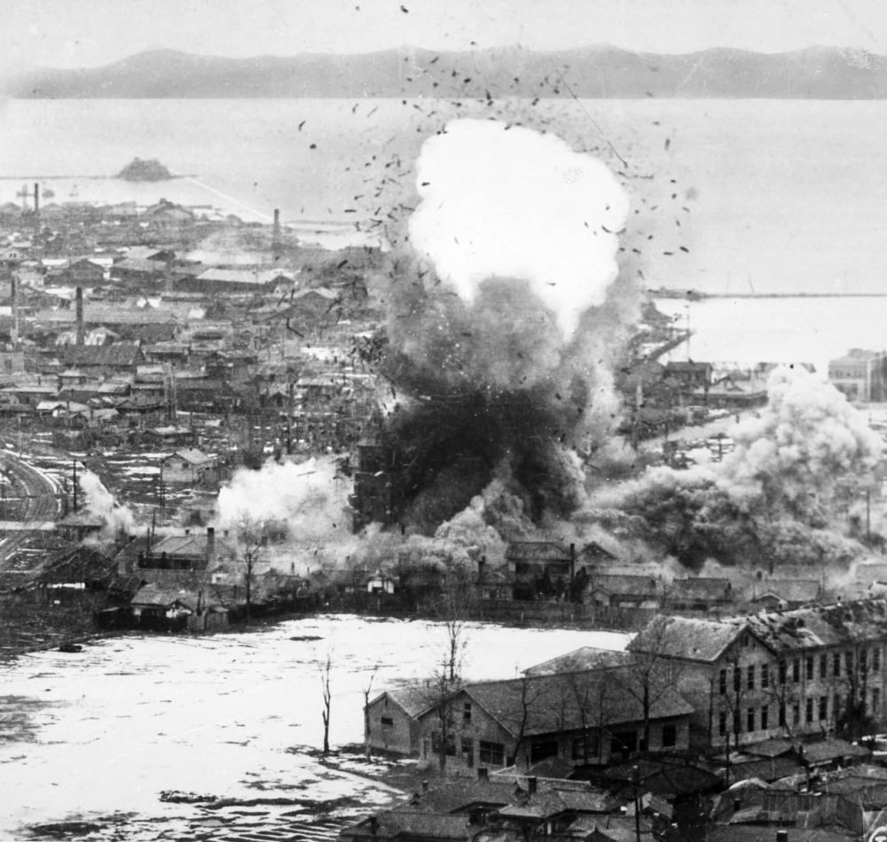Les entrepôts d'approvisionnement et les installations portuaires de cet important port de la côte Est subissent les bombes larguées par les bombardiers légers B-26 Invader de la Cinquième armée de l'air. Wonsan, Corée du Nord. Armée de l'air : vers 1951 - USAF | Domaine public
