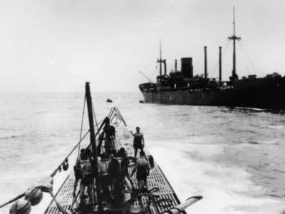 Croiseur auxiliaire "Kormoran" en mer, prise de vue par un sous-marin allemand (U-Boot) - Auteur Inconnu (Bundesarchiv) | Creative Commons BY-SA 3.0 DE