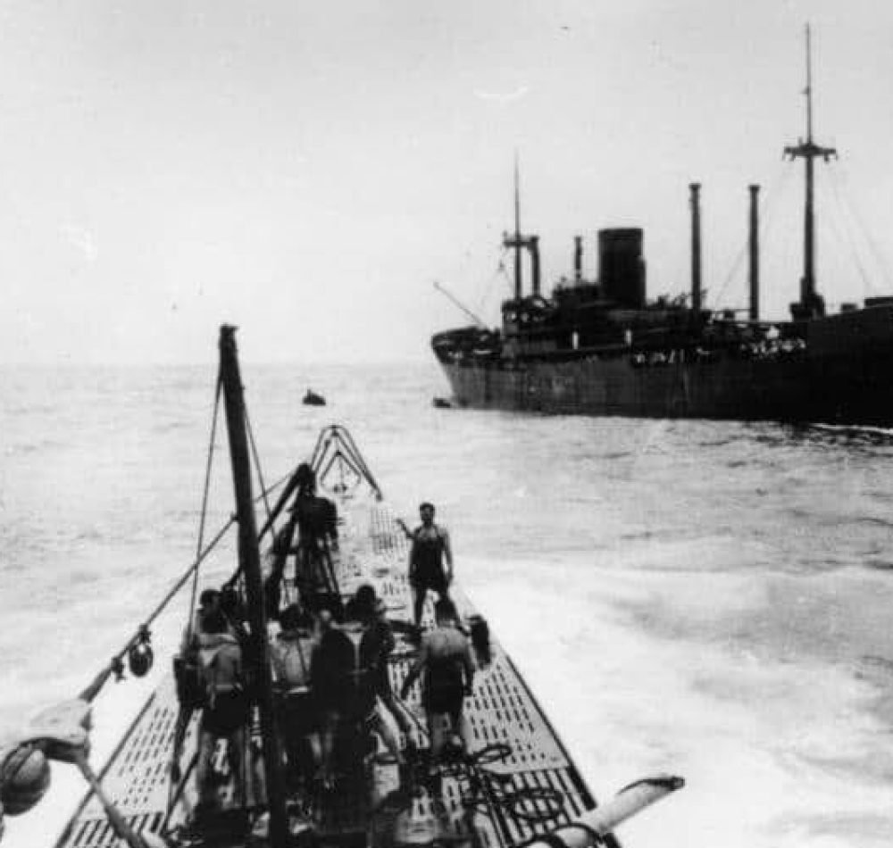 Croiseur auxiliaire "Kormoran" en mer, prise de vue par un sous-marin allemand (U-Boot) - Auteur Inconnu (Bundesarchiv) | Creative Commons BY-SA 3.0 DE