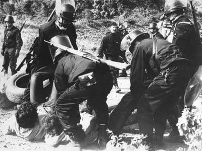 Des CRS en intervention sur le plateau du Larzac – Community of the Ark of Lanza del Vasto | Creative Commons Attribution-Share Alike 3.0