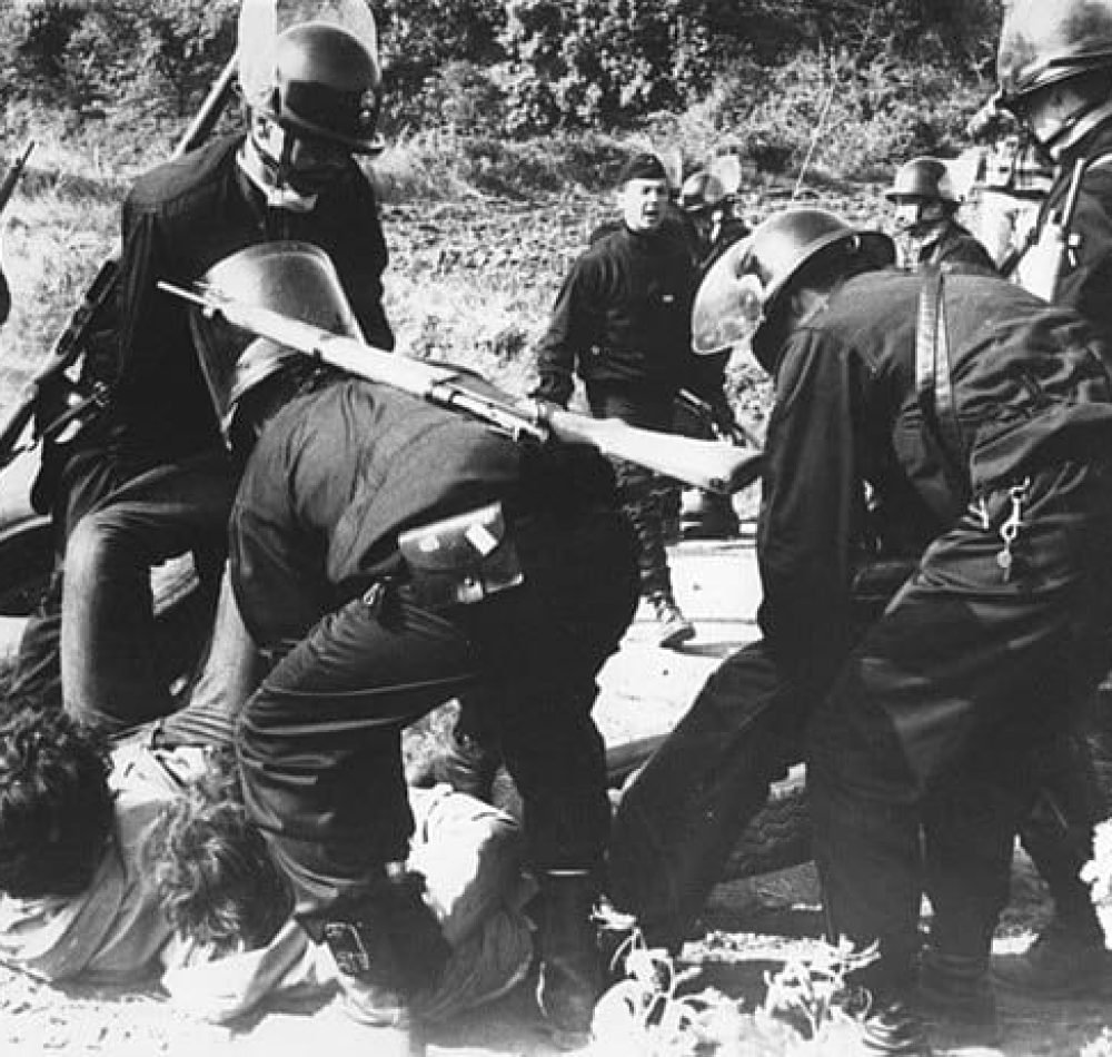 Des CRS en intervention sur le plateau du Larzac – Community of the Ark of Lanza del Vasto | Creative Commons Attribution-Share Alike 3.0