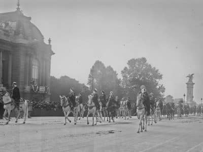 Défilé du 14 juillet 1930 à Paris : les caids algériens - Agence Rol | Domaine public