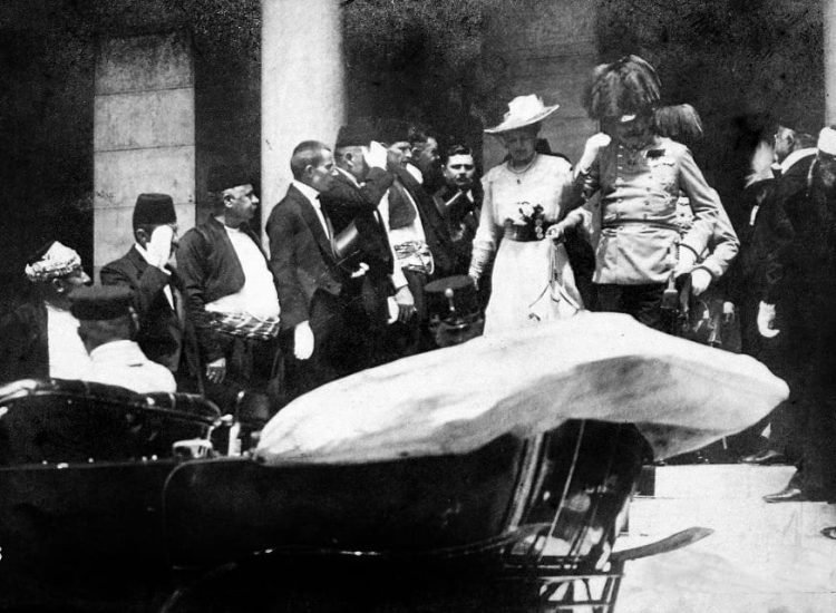 Départ de l'hôtel de ville, cinq minutes avant l'assassinat, scène immortalisée par le photographe de la cour autrichienne Carl Pietzner | Domaine public
