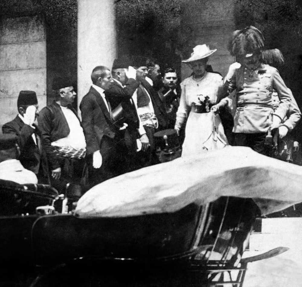 Départ de l'hôtel de ville, cinq minutes avant l'assassinat, scène immortalisée par le photographe de la cour autrichienne Carl Pietzner | Domaine public