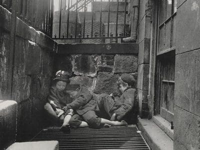 « Nomades de la rue », enfants des rues dans leur chambre, New York - Jacob Riis | Domaine public