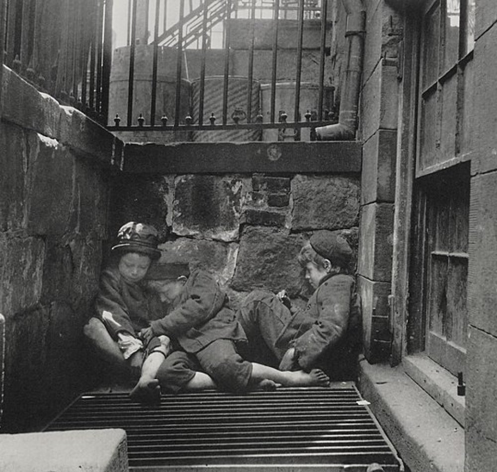 « Nomades de la rue », enfants des rues dans leur chambre, New York - Jacob Riis | Domaine public