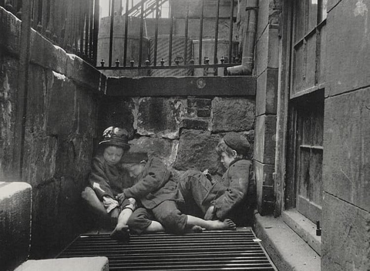 « Nomades de la rue », enfants des rues dans leur chambre, New York - Jacob Riis | Domaine public