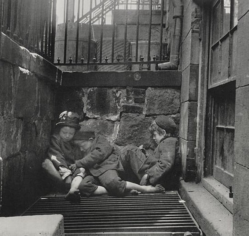 « Nomades de la rue », enfants des rues dans leur chambre, New York - Jacob Riis | Domaine public