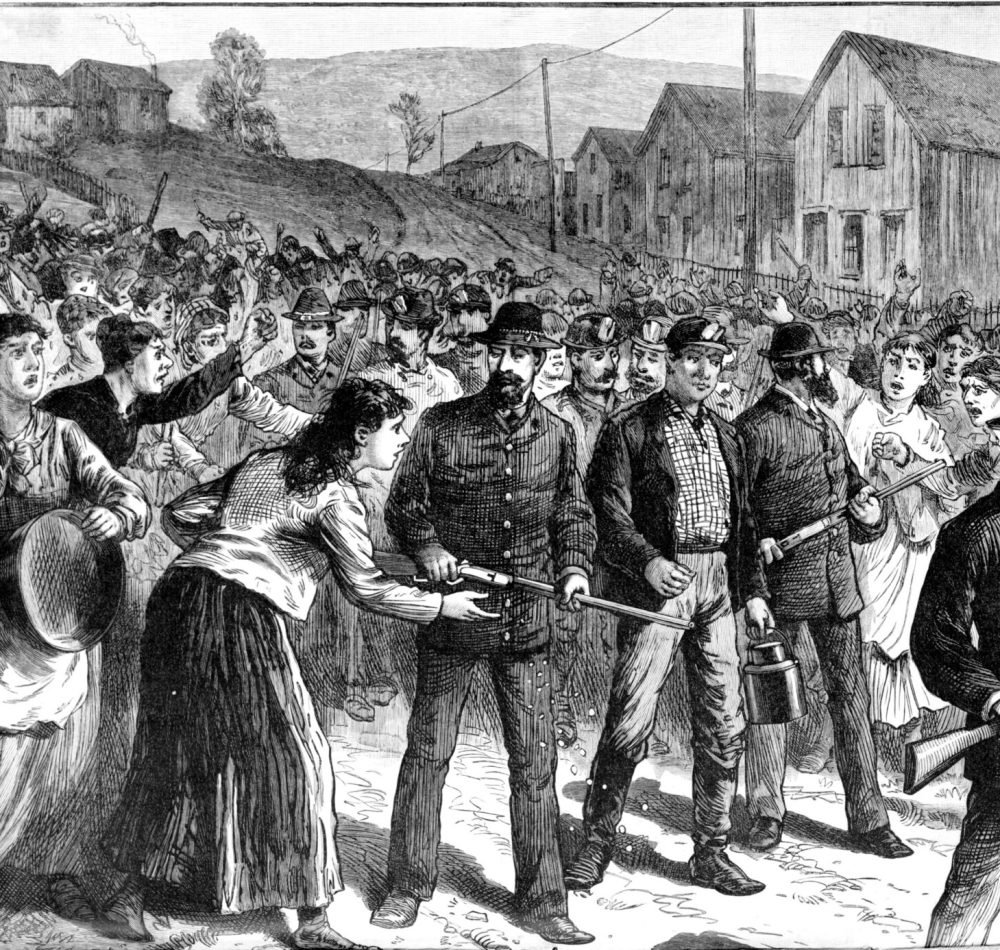 Des gardes de Pinkerton escortent des briseurs de grève à Buchtel, 1884 - Joseph Becker | Domaine public
