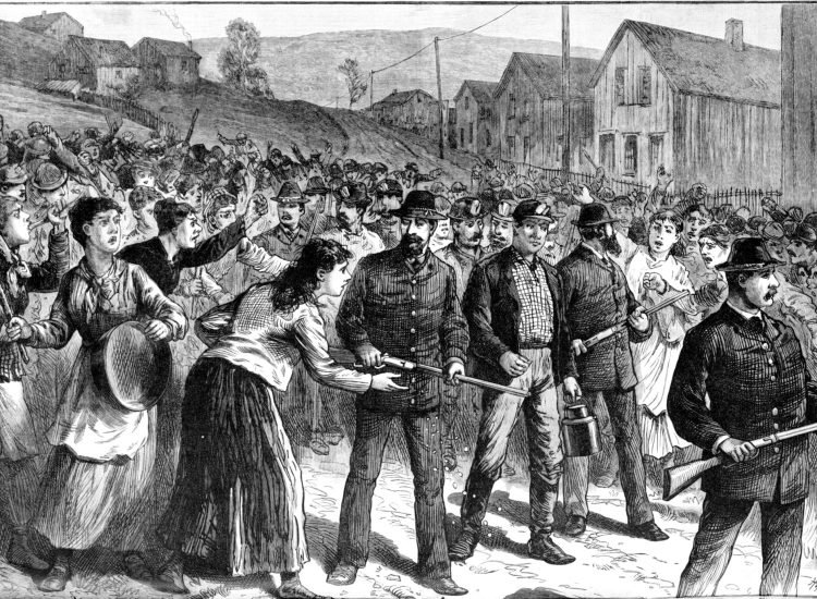 Des gardes de Pinkerton escortent des briseurs de grève à Buchtel, 1884 - Joseph Becker | Domaine public