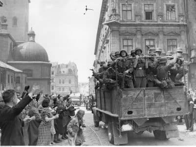 Des habitants de Lviv rencontrent des soldats allemands, juin 1941 - Narodowe Archiwum Cyfrowe | Domaine public