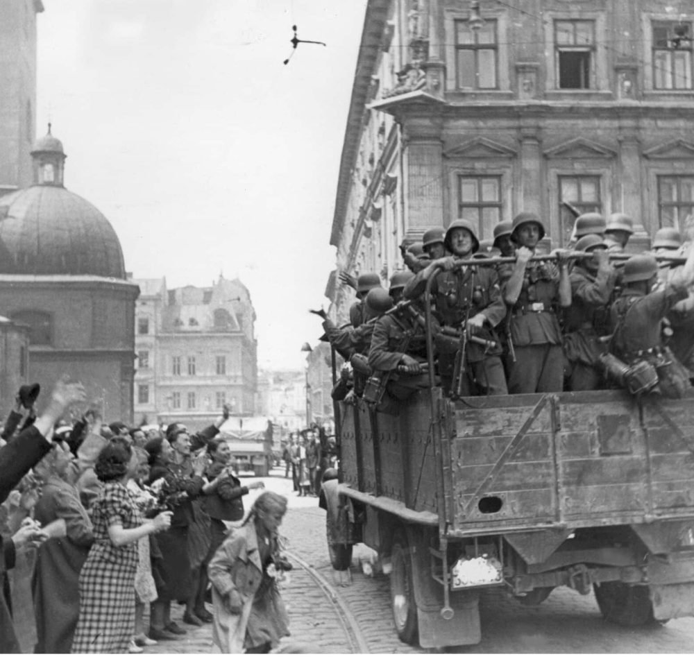Des habitants de Lviv rencontrent des soldats allemands, juin 1941 - Narodowe Archiwum Cyfrowe | Domaine public