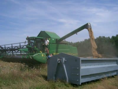 Déversement du grain contenu dans la trémie de la moissonneuse-batteuse John Deere 9640WTS - PRA (pseudo Wikipédia) | Creative Commons BY-SA 3.0