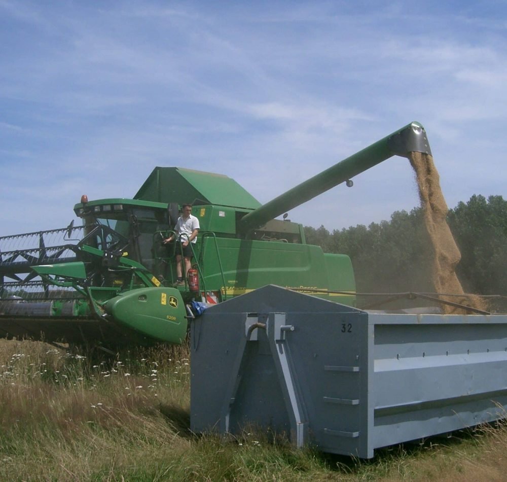 Déversement du grain contenu dans la trémie de la moissonneuse-batteuse John Deere 9640WTS - PRA (pseudo Wikipédia) | Creative Commons BY-SA 3.0