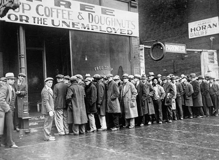 Distribution de soupe organisée par Al Capone pendant la Grande Dépression en 1930 - Auteur inconnu | Domaine public