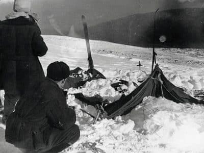 La tente telle qu'elle a été trouvée le 26 février 1959 - Investigateurs soviétiques | Domaine public