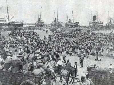 Embarquement d'un régiment de tirailleurs à Alger en 1914 à destination de la France - Photographe inconnu | Domaine public