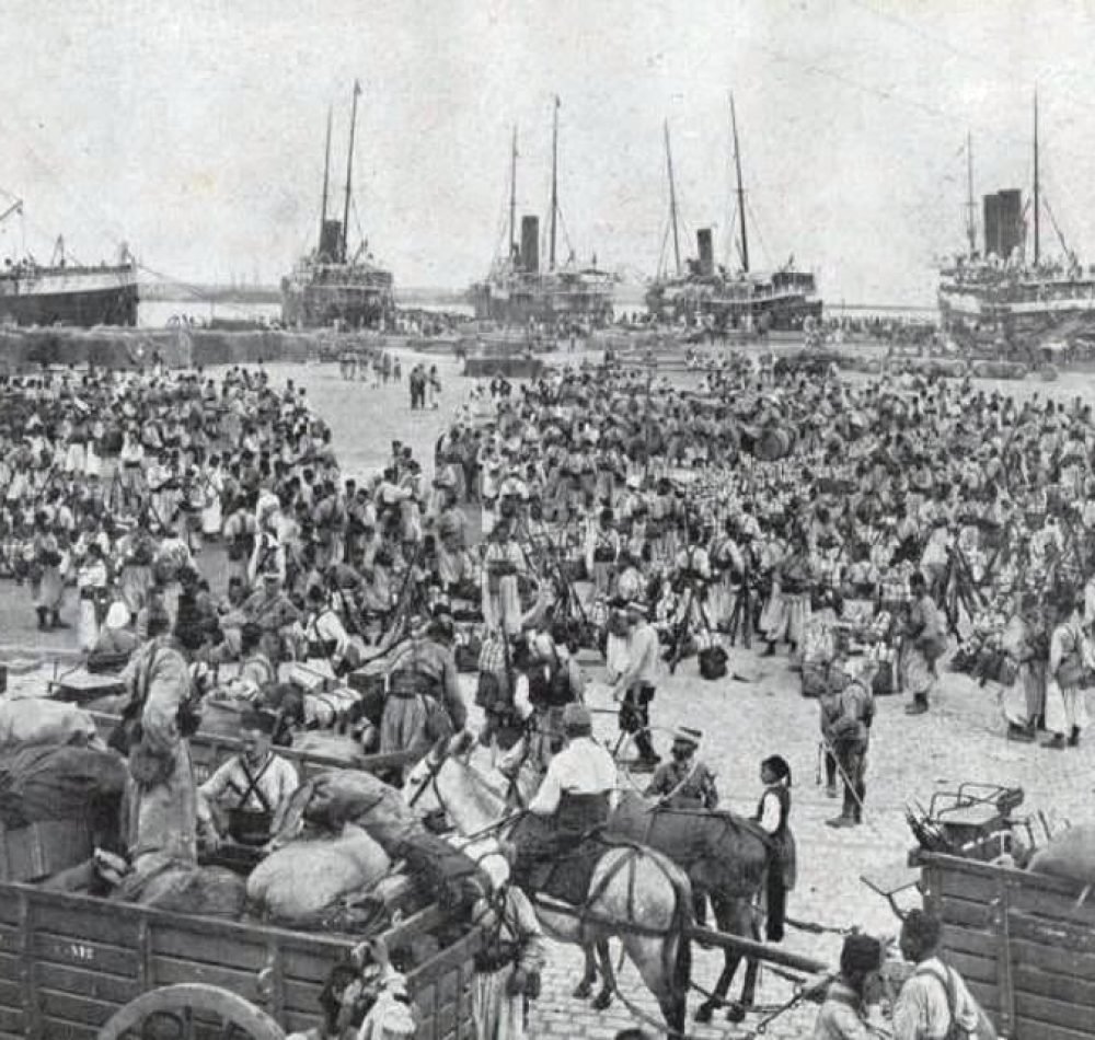 Embarquement d'un régiment de tirailleurs à Alger en 1914 à destination de la France - Photographe inconnu | Domaine public