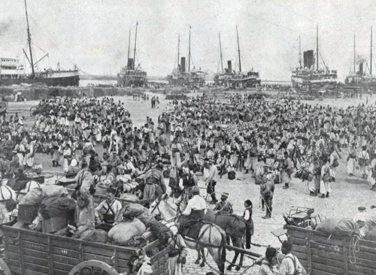 Embarquement d'un régiment de tirailleurs à Alger en 1914 à destination de la France - Photographe inconnu | Domaine public