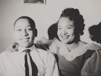 Emmett Till avec sa mère, Mamie Bradley, en 1950. Till, qui était originaire de Chicago, rendait visite à des parents dans le Mississippi au cours de l'été 1955 lorsqu'il a été brutalement assassiné - Till family | Domaine public