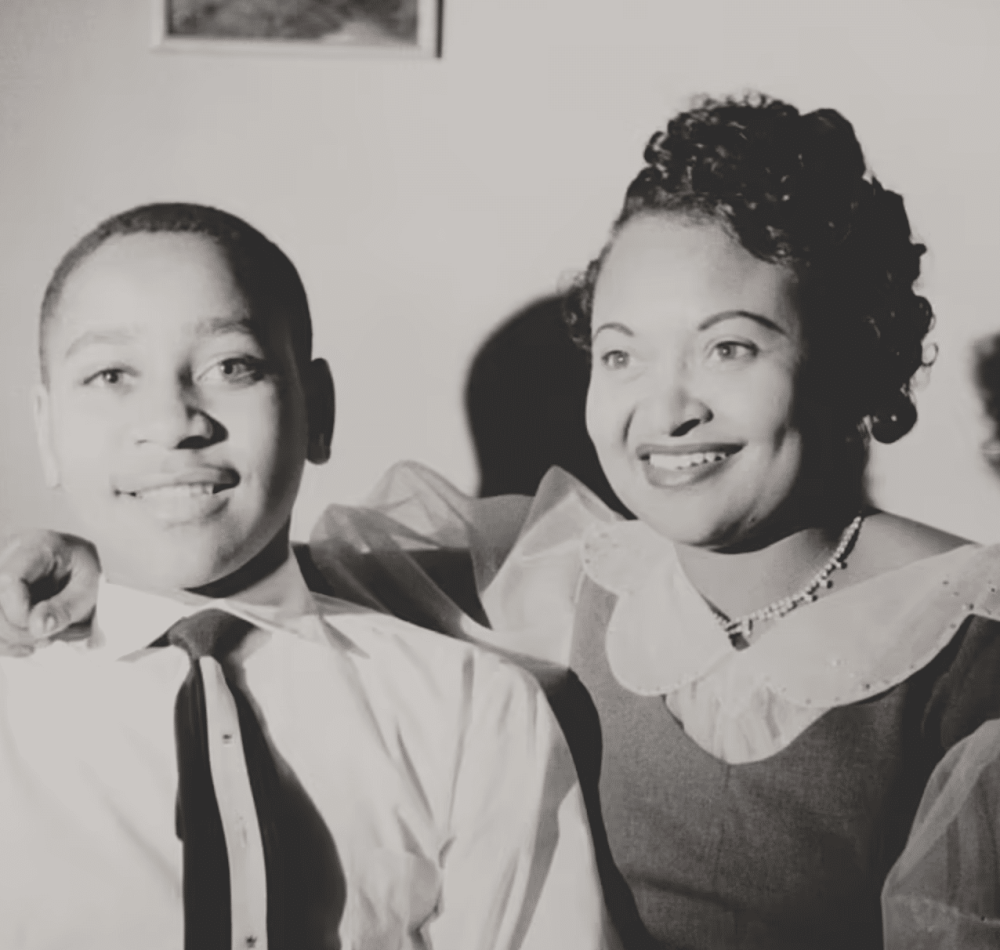 Emmett Till avec sa mère, Mamie Bradley, en 1950. Till, qui était originaire de Chicago, rendait visite à des parents dans le Mississippi au cours de l'été 1955 lorsqu'il a été brutalement assassiné - Till family | Domaine public