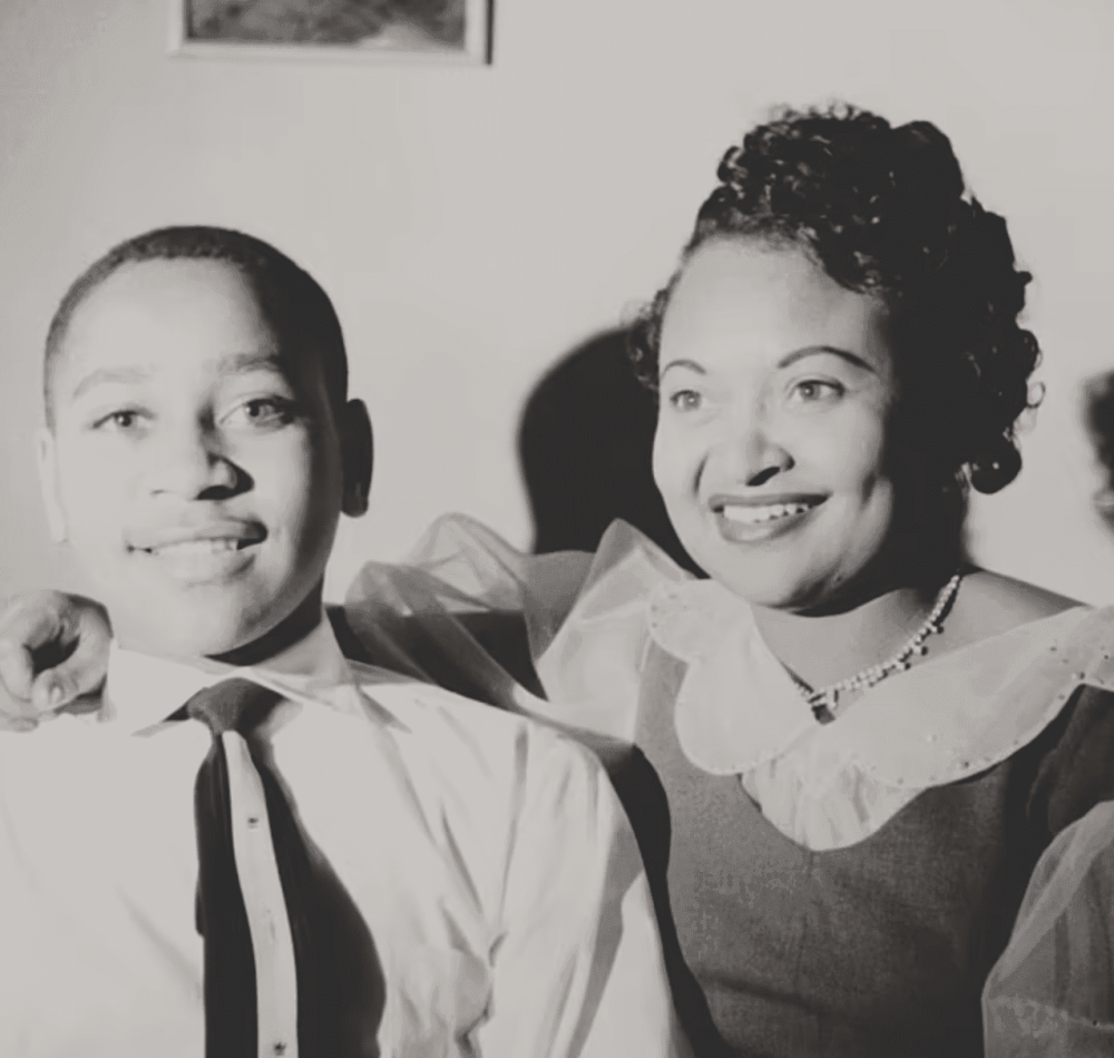 Emmett Till avec sa mère, Mamie Bradley, en 1950. Till, qui était originaire de Chicago, rendait visite à des parents dans le Mississippi au cours de l'été 1955 lorsqu'il a été brutalement assassiné - Till family | Domaine public