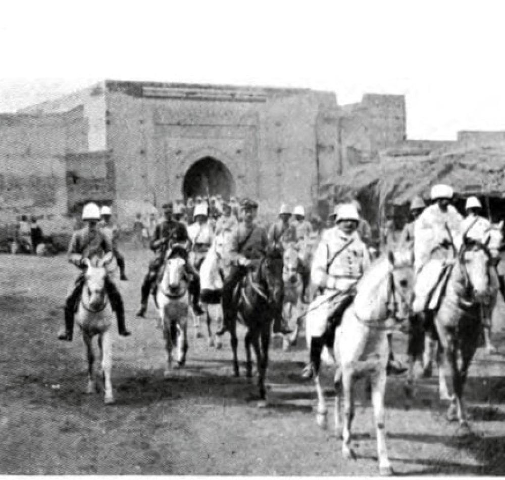 Entrée des troupes coloniales françaises commandées par le général Charles Mangin à Marrakech en septembre 1912 - Charles-Joseph-Alexandre Cornet | Domaine public