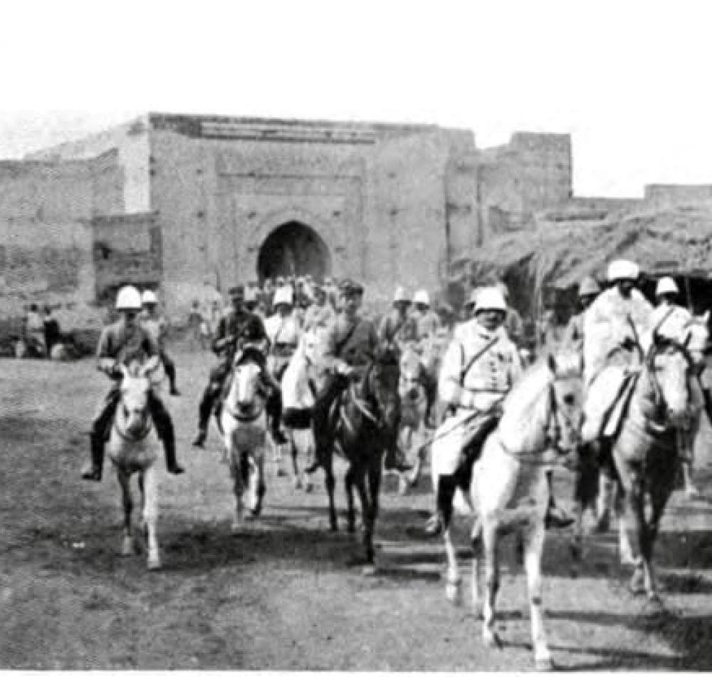 Entrée des troupes coloniales françaises commandées par le général Charles Mangin à Marrakech en septembre 1912 - Charles-Joseph-Alexandre Cornet | Domaine public