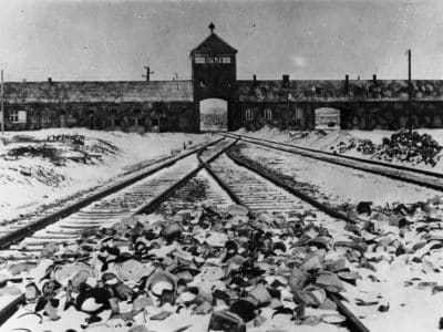 Entrée du camp d'Auschwitz-Birkenau ( Pologne ), 1945 - Archives fédérales allemandes | Creative Commons BY-SA 3.0