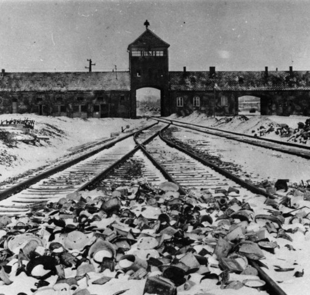 Entrée du camp d'Auschwitz-Birkenau ( Pologne ), 1945 - Archives fédérales allemandes | Creative Commons BY-SA 3.0
