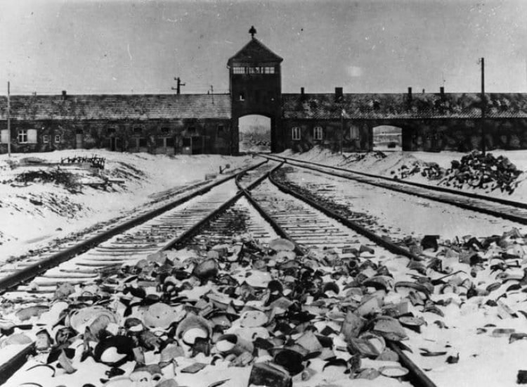 Entrée du camp d'Auschwitz-Birkenau ( Pologne ), 1945 - Archives fédérales allemandes | Creative Commons BY-SA 3.0
