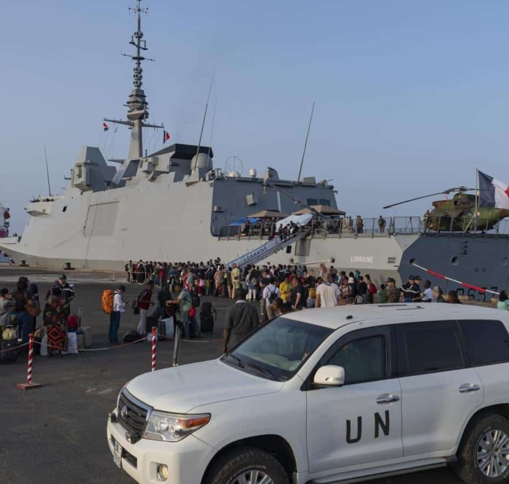 Évacuation des ressortissants étrangers du Soudan durant l'opération Sagittaire par voie maritime - Ministère des armées | Licence etalab-2.0