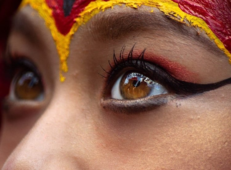Le regard d’une Kumari reflétant des temples hindous lors d’un festival en son honneur - Umesh Sapkota | Creative Commons BY-SA 4.0 DEED
