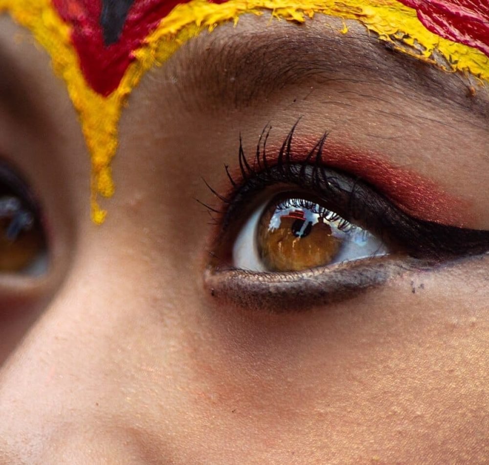 Le regard d’une Kumari reflétant des temples hindous lors d’un festival en son honneur - Umesh Sapkota | Creative Commons BY-SA 4.0 DEED