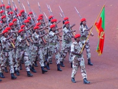 Femmes soldats dans l'armée Érythréenne lors d'une parade militaire (2006).