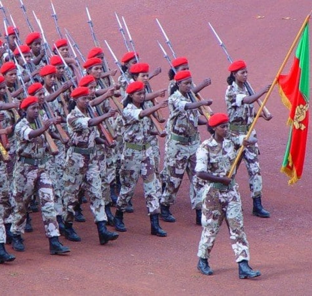 Femmes soldats dans l'armée Érythréenne lors d'une parade militaire (2006).