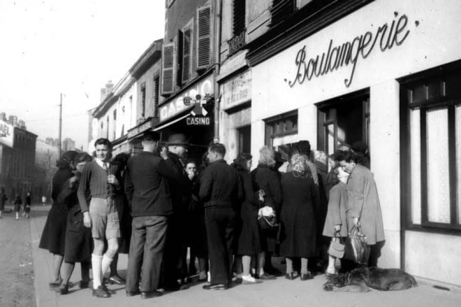 File d’attente quotidienne pour l’achat d’une ration de pain avec ticket, en 1943 à Lyon