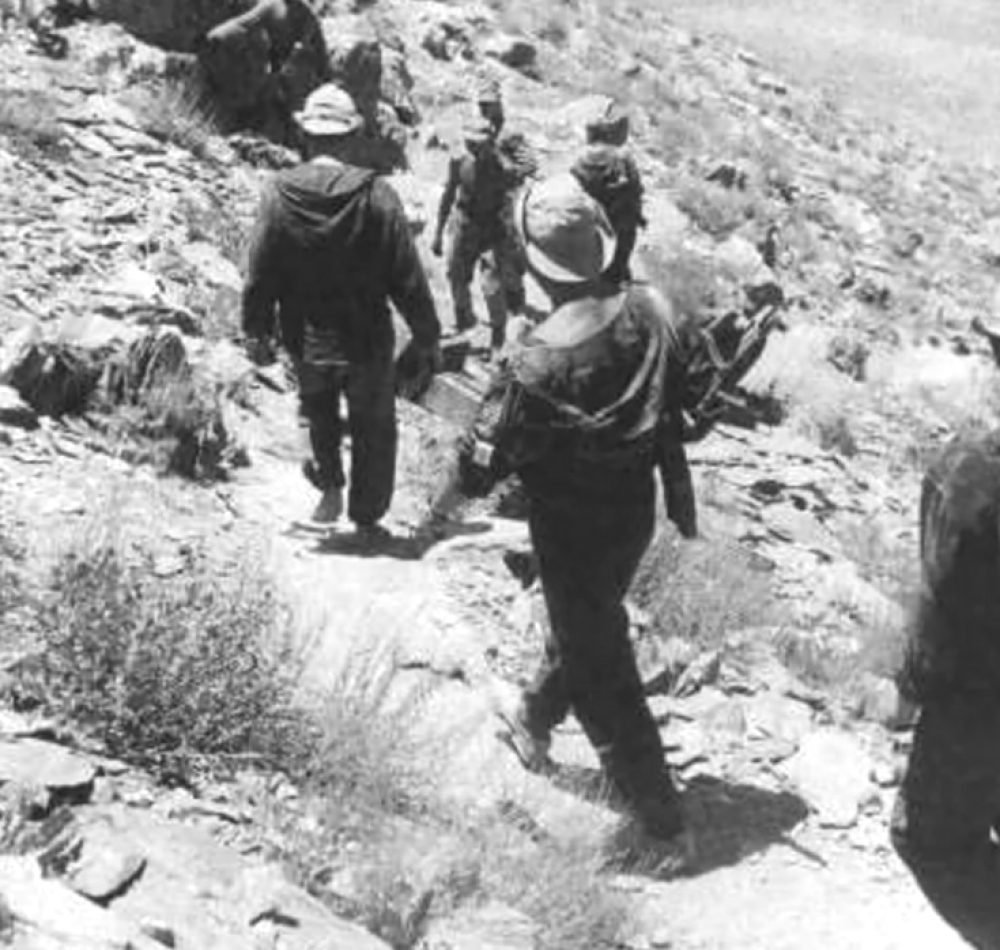 Guerre soviétique en Afghanistan : Les agents de l'escouade spéciale du KGB, dirigés par Igor Morozov, descendent de la crête de la montagne - Oficersky Romans | Creative Commons BY 3.0