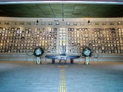 Photos des victimes du soulèvement dans le hall mémoriel du Cimetière national de Gwangju - Schlarpi | Domaine public