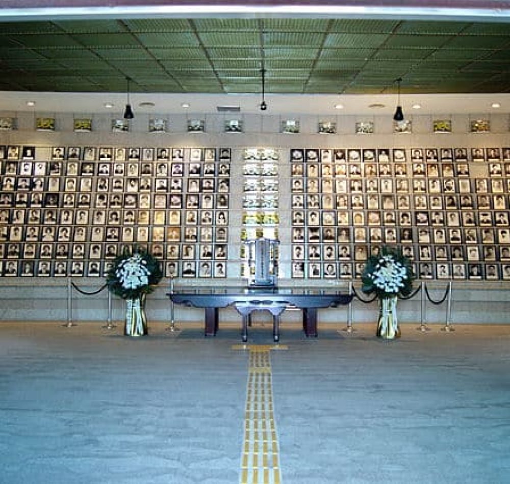 Photos des victimes du soulèvement dans le hall mémoriel du Cimetière national de Gwangju - Schlarpi | Domaine public