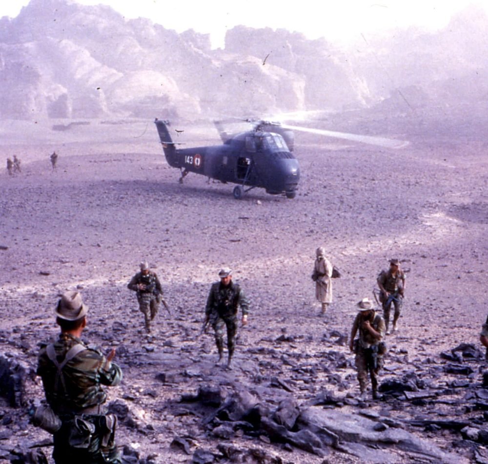 Hélicoptère de la flottille 33F et parachutistes de la 6e CPIMa en 1971, opération Limousin - Handelsgeselschaft [Pseudo Wikipédia] | Creative Commons BY-SA 4.0