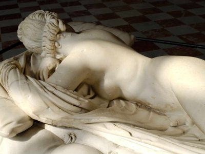 Hermaphrodite endormi, statue hellénistique en marbre, copie du IIe siècle d'un original du IIe siècle a.C, restauré en 1619 par D. Larique, musée du Louvre (Paris) I Domaine public