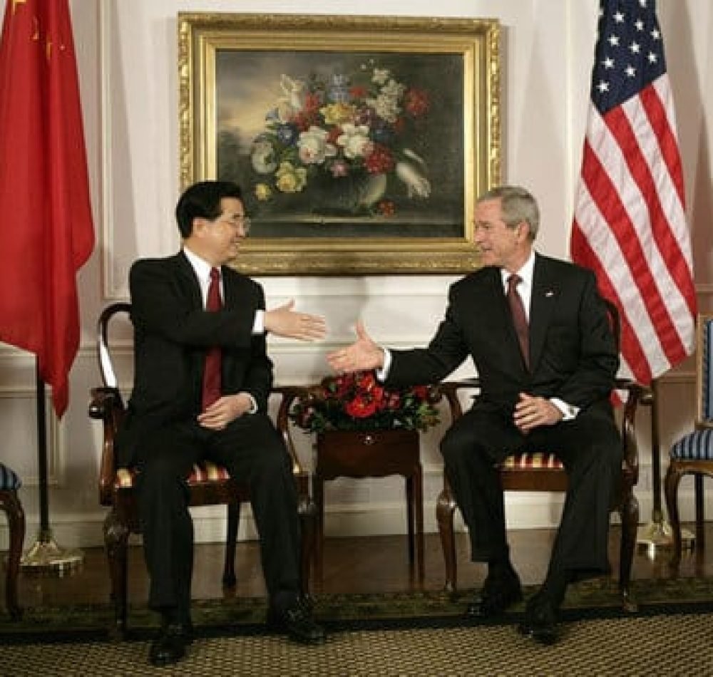 Hu Jintao avec George W. Bush - White House photo by Eric Draper | Domaine public