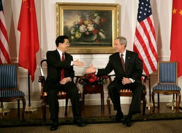 Hu Jintao avec George W. Bush - White House photo by Eric Draper | Domaine public