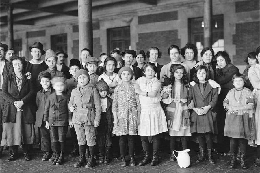Immigrants à Ellis Island (New York) en 1908
