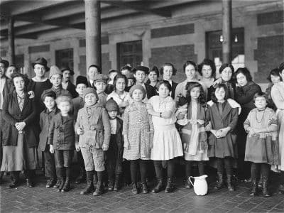 Immigrants à Ellis Island (New York) en 1908 - Brown Brothers | Domaine public