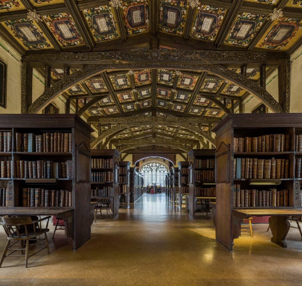 L'intérieur de la Duke Humphrey's Library, la plus ancienne salle de lecture de la Bodleian Library de l'Université d'Oxford - Diliff [Pseudo Wikipédia] | Creative Commons BY-SA 3.0