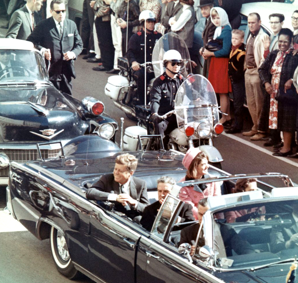 Le président Kennedy et son cortège quelques minutes avant son assassinat à Dallas - Walt Cisco, Dallas Morning News | Domaine public
