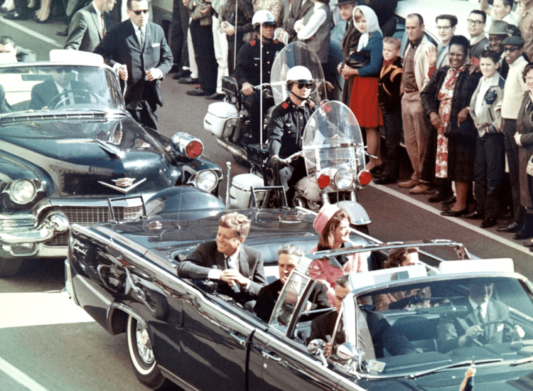 Le président Kennedy et son cortège quelques minutes avant son assassinat à Dallas - Walt Cisco, Dallas Morning News | Domaine public