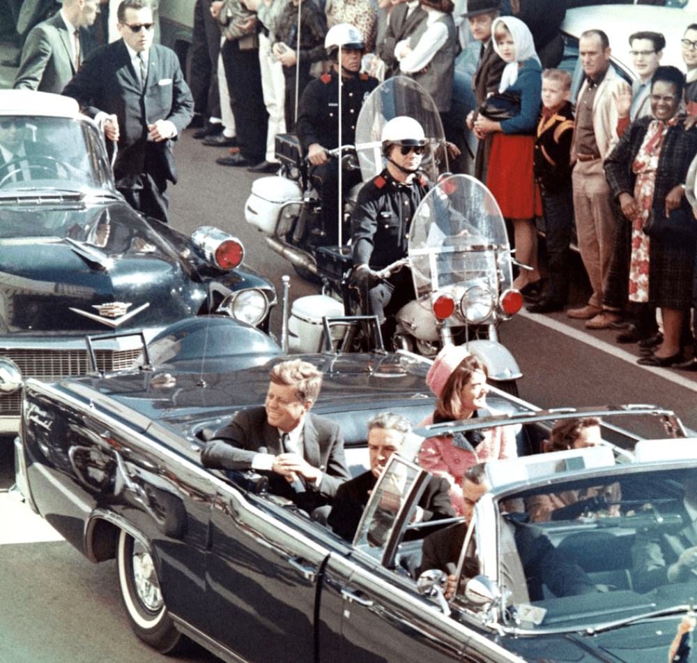 Le président Kennedy et son cortège quelques minutes avant son assassinat à Dallas - Walt Cisco, Dallas Morning News | Domaine public